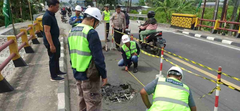 Petugas saat melakukan pengecekan jembatan amblas di Kebumen.