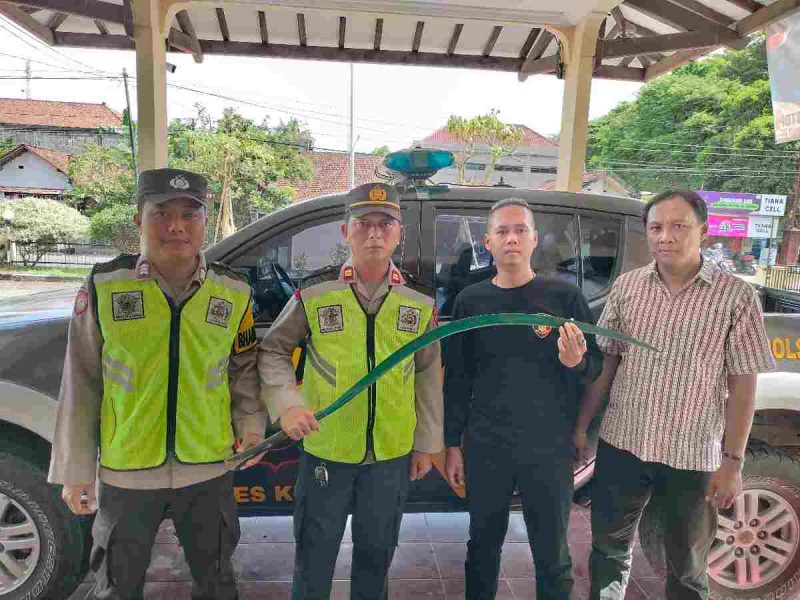 Petugas Polres Kebumen mengamankan senjata yang diduga hendak digunakan untuk tawuran.