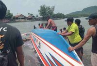 Perahu nelayan bernama MM Maju yang terbalik dan tenggelam setelah dihantam gelombang besar saat hendak melaut.