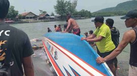 Perahu nelayan bernama MM Maju yang terbalik dan tenggelam setelah dihantam gelombang besar saat hendak melaut.