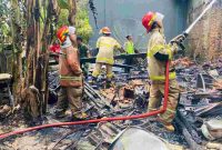Petugas Damkar saat memadamkan api yang membakar rumah di Desa Prembun, Kecamatan Prembun, Kabupaten Kebumen.
