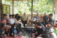 Mediasi kasus sopir Satuan Pelayanan Pemenuhan Gizi (SPPG) yang sempat viral karena menabrak pagar sekolah dan menganiaya warga di Desa Clapar, Kecamatan Karanggayam, Kabupaten Kebumen.