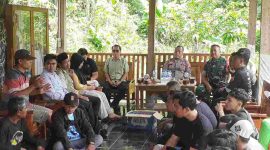 Mediasi kasus sopir Satuan Pelayanan Pemenuhan Gizi (SPPG) yang sempat viral karena menabrak pagar sekolah dan menganiaya warga di Desa Clapar, Kecamatan Karanggayam, Kabupaten Kebumen.