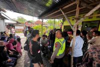 Petugas Kepolisian melakukan olah TKP pria tewas tersengat listrik di Buayan, Kebumen.