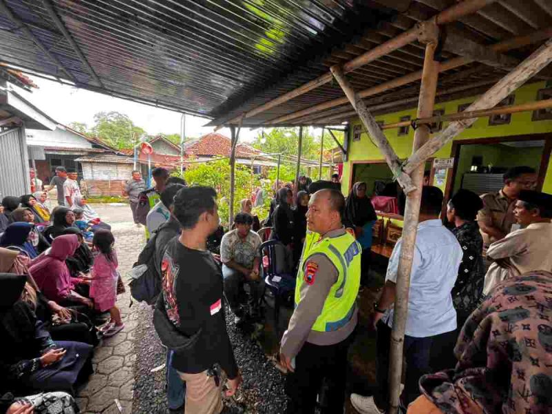 Petugas Kepolisian melakukan olah TKP pria tewas tersengat listrik di Buayan, Kebumen.