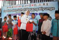 Bupati Kebumen, Lilis Nuryani memberikan bantuan dalam program “Cerdas dan Sehat Bareng Biyunge” di Desa Lajer, Kecamatan Ambal, Rabu (11/2/2026). 