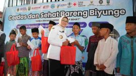 Bupati Kebumen, Lilis Nuryani memberikan bantuan dalam program “Cerdas dan Sehat Bareng Biyunge” di Desa Lajer, Kecamatan Ambal, Rabu (11/2/2026). 
