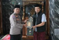 Polres Kebumen menyalurkan bantuan berupa sajadah dan Al-Qur’an dari Kapolda Jawa Tengah kepada sejumlah masjid dan lembaga keagamaan di wilayah Kabupaten Kebumen.