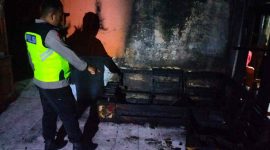 Polisi melakukan olah TKP kebakaran sebuah rumah milik warga di Dukuh Eragumiwang, Desa Pujotirto, Kecamatan Karangsambung, Kabupaten Kebumen pada Sabtu siang, 21 Februari 2026.