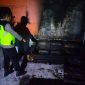 Polisi melakukan olah TKP kebakaran sebuah rumah milik warga di Dukuh Eragumiwang, Desa Pujotirto, Kecamatan Karangsambung, Kabupaten Kebumen pada Sabtu siang, 21 Februari 2026.