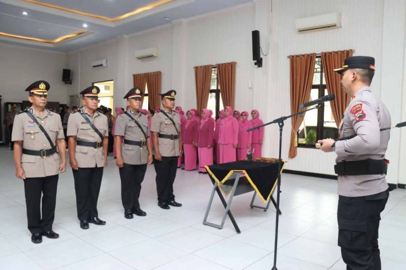 Upacara serah terima jabatan (sertijab) dan pelantikan sejumlah perwira ini digelar di Gedung Tribrata Polres Kebumen pada Sabtu (28/02/2026).
