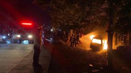 Petugas memadamkan mobil yang terbakar setelah mengalami kecelakaan di Kebumen.