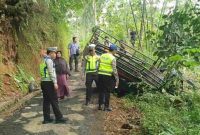 Petugas kepolisian mengevakuasi pick up yang mengalami kecelakaan di Sempor, Kebumen.