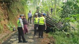 Petugas kepolisian mengevakuasi pick up yang mengalami kecelakaan di Sempor, Kebumen.