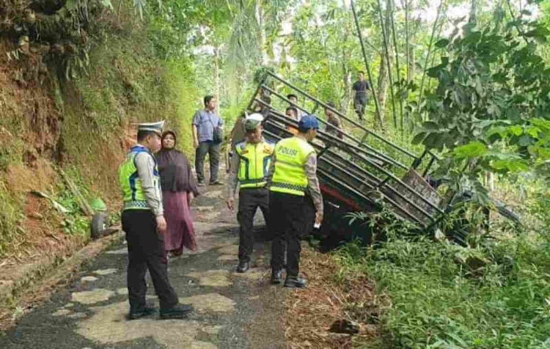 Petugas kepolisian mengevakuasi pick up yang mengalami kecelakaan di Sempor, Kebumen.