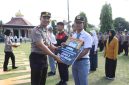 Kapolres Kebumen AKBP I Putu Bagus Krisna menyerahkan penghargaan kepada pelajar pemenang video reel.
