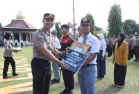 Kapolres Kebumen AKBP I Putu Bagus Krisna menyerahkan penghargaan kepada pelajar pemenang video reel.