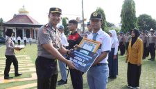 Kapolres Kebumen AKBP I Putu Bagus Krisna menyerahkan penghargaan kepada pelajar pemenang video reel.