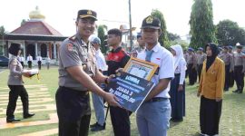 Kapolres Kebumen AKBP I Putu Bagus Krisna menyerahkan penghargaan kepada pelajar pemenang video reel.