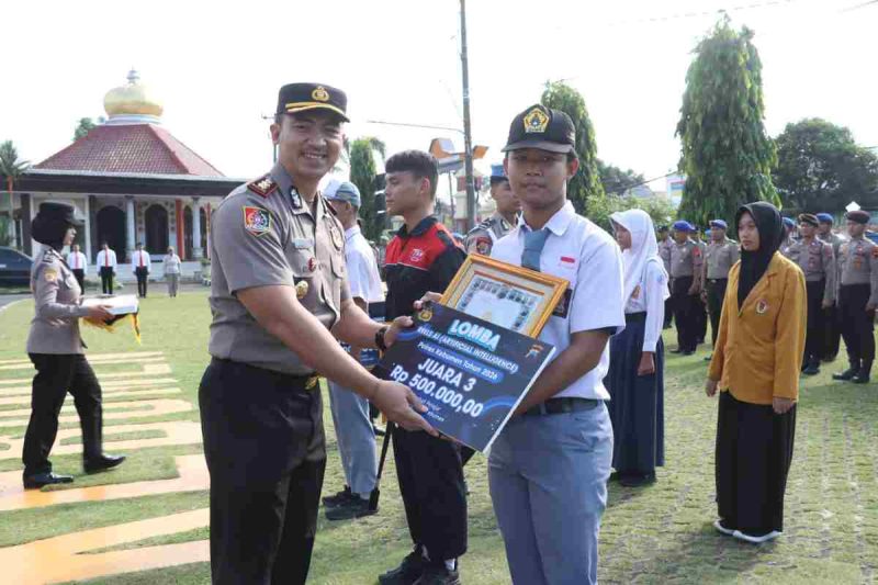 Kapolres Kebumen AKBP I Putu Bagus Krisna menyerahkan penghargaan kepada pelajar pemenang video reel.