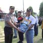 Kapolres Kebumen AKBP I Putu Bagus Krisna menyerahkan penghargaan kepada pelajar pemenang video reel.