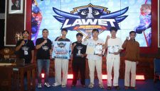 Penyerahan hadiah pemenang turnamen MLBB Polres Kebumen.
