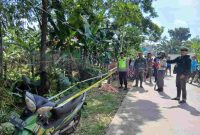 Petugas kepolisian melakukan olah tkp penemuan jenazah di buayan.