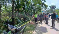 Petugas kepolisian melakukan olah tkp penemuan jenazah di buayan.