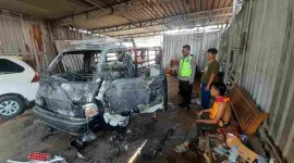 Kepolisian melakukan olah tkp peristiwa nobil pikap terbakar di Pejagoan, Kebumen.