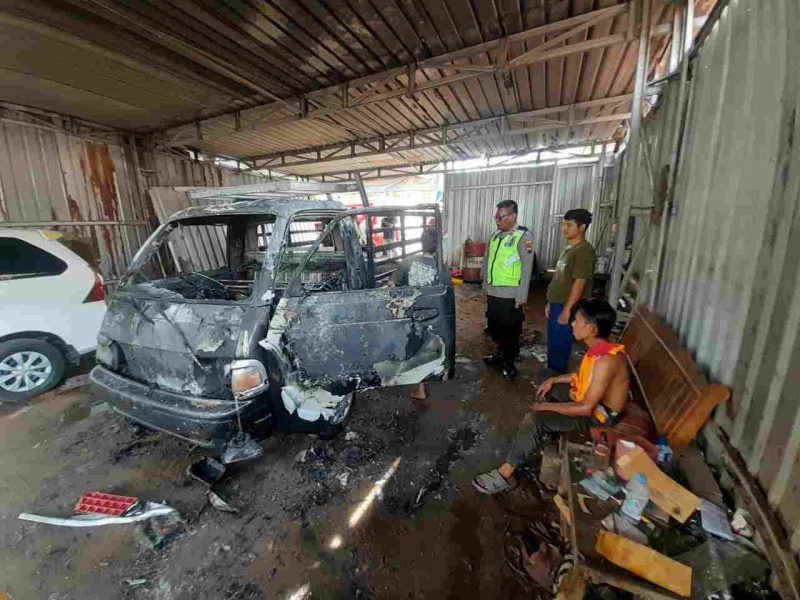 Kepolisian melakukan olah tkp peristiwa nobil pikap terbakar di Pejagoan, Kebumen.