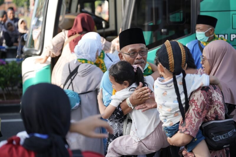 176 Jemaah Haji Kloter 11 Asal Kebumen Tiba di Tanah Air, Disambut Bupati Lilis Nuryani