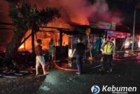Peristiwa kebakaran toko di Kebumen menghanguskan warung makan dan toko kelontong.