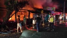 Peristiwa kebakaran toko di Kebumen menghanguskan warung makan dan toko kelontong.