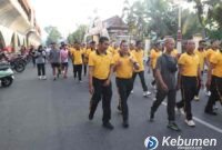 Polres Kebumen menggelar olahraga bersama meriahkan Hari Bhayangkara ke-80. Kegiatan berlangsung di Alun-alun Kebumen, Minggu (28/06/2026).