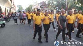 Polres Kebumen menggelar olahraga bersama meriahkan Hari Bhayangkara ke-80. Kegiatan berlangsung di Alun-alun Kebumen, Minggu (28/06/2026).