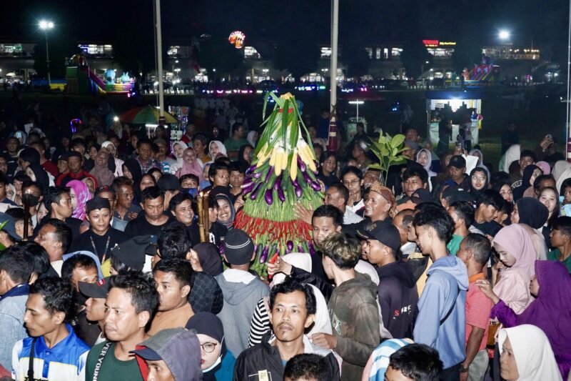 Ribuan Warga Semarakkan Grebeg Sura Merti Jagad Kabumian 2026, Gunungan Ludes Diperebutkan Sebelum Doa Usai