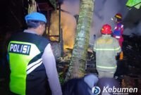 Respons Cepat Petugas Cegah Api Meluas, Kebakaran Dapur di Kuwarasan Diduga Berasal dari Tungku Kayu