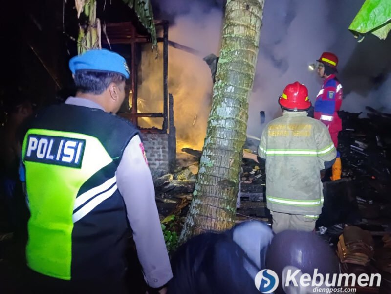 Respons Cepat Petugas Cegah Api Meluas, Kebakaran Dapur di Kuwarasan Diduga Berasal dari Tungku Kayu