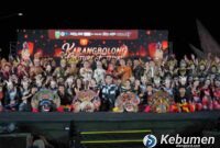 Foto bersama usai pementasan Sendratari The Tales of Karangbolong di pelataran parkir Sagara View of Karangbolong, Kecamatan Buayan, Sabtu malam (27/06/2026).