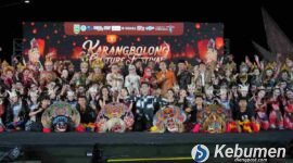 Foto bersama usai pementasan Sendratari The Tales of Karangbolong di pelataran parkir Sagara View of Karangbolong, Kecamatan Buayan, Sabtu malam (27/06/2026).