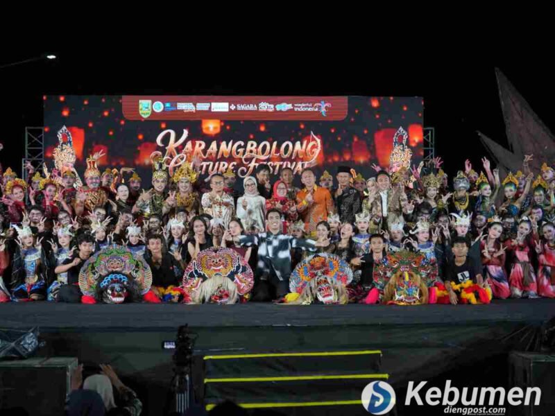 Foto bersama usai pementasan Sendratari The Tales of Karangbolong di pelataran parkir Sagara View of Karangbolong, Kecamatan Buayan, Sabtu malam (27/06/2026).