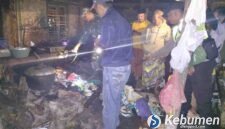 Pihak kepolisian saat melakukan olah TKP kebakaran di wilayah Puring, Kebumen.