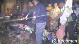 Pihak kepolisian saat melakukan olah TKP kebakaran di wilayah Puring, Kebumen.