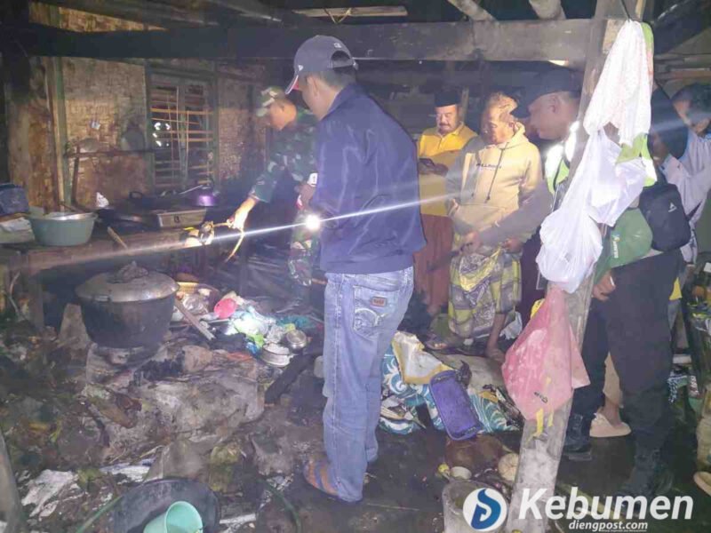 Pihak kepolisian saat melakukan olah TKP kebakaran di wilayah Puring, Kebumen.