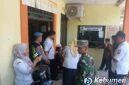 Aparat gabungan dari Polres Kebumen evakuasi ODGJ berinisial R berusia tiga puluh delapan tahun. 