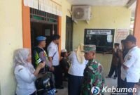 Aparat gabungan dari Polres Kebumen evakuasi ODGJ berinisial R berusia tiga puluh delapan tahun. 