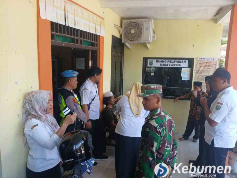 Aparat gabungan dari Polres Kebumen evakuasi ODGJ berinisial R berusia tiga puluh delapan tahun. 