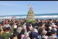 Ribuan warga dan wisatawan memadati Pantai Heppiii (Happy) baru-baru ini. Objek wisata ini terletak di Desa Ayamputih, Kecamatan Buluspesantren, Kabupaten Kebumen.