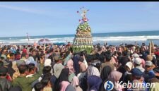 Ribuan warga dan wisatawan memadati Pantai Heppiii (Happy) baru-baru ini. Objek wisata ini terletak di Desa Ayamputih, Kecamatan Buluspesantren, Kabupaten Kebumen.