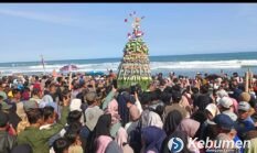 Meriah, Sedekah Laut Pantai Heppiii Ayamputih Kebumen Dipadati Ribuan Pengunjung